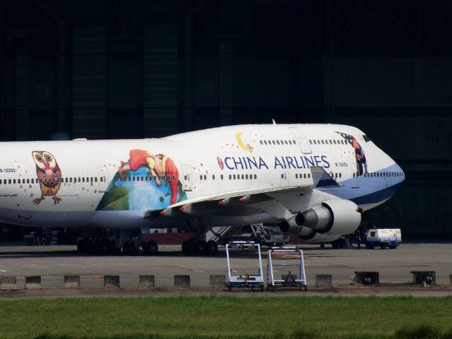 Boeing 747-400 (B-18203)