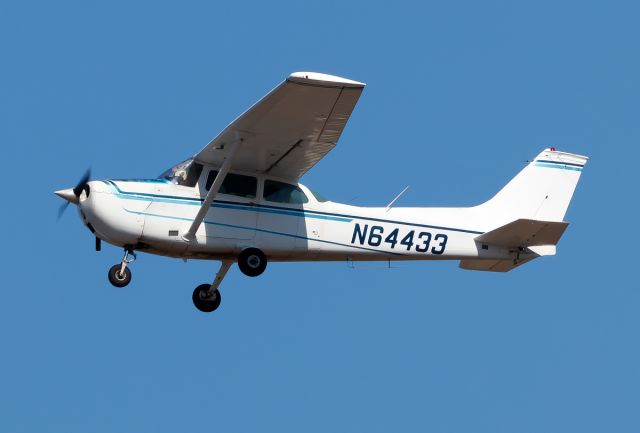 Cessna Skyhawk (N64433)