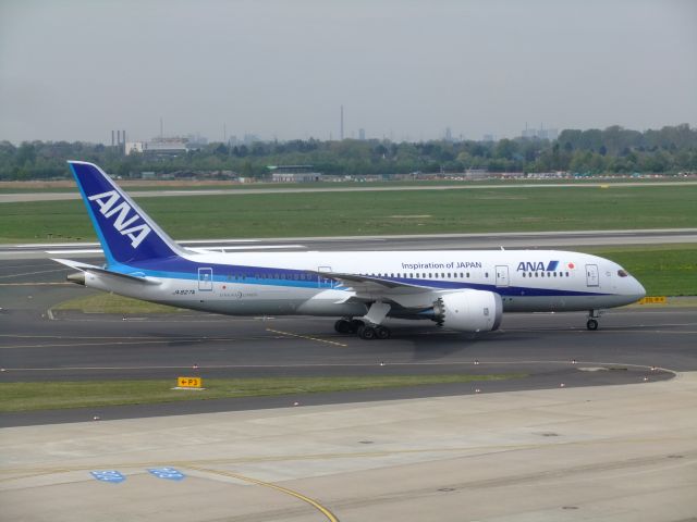 Boeing 787-8 (JA827A) - B787-8 JA827A der ANA nach der Landung in DUS beim Taxiing zum Terminal, fotografiert am 12.04.2014.