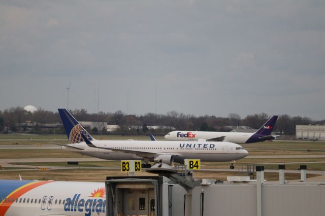 BOEING 767-300 (N652UA)