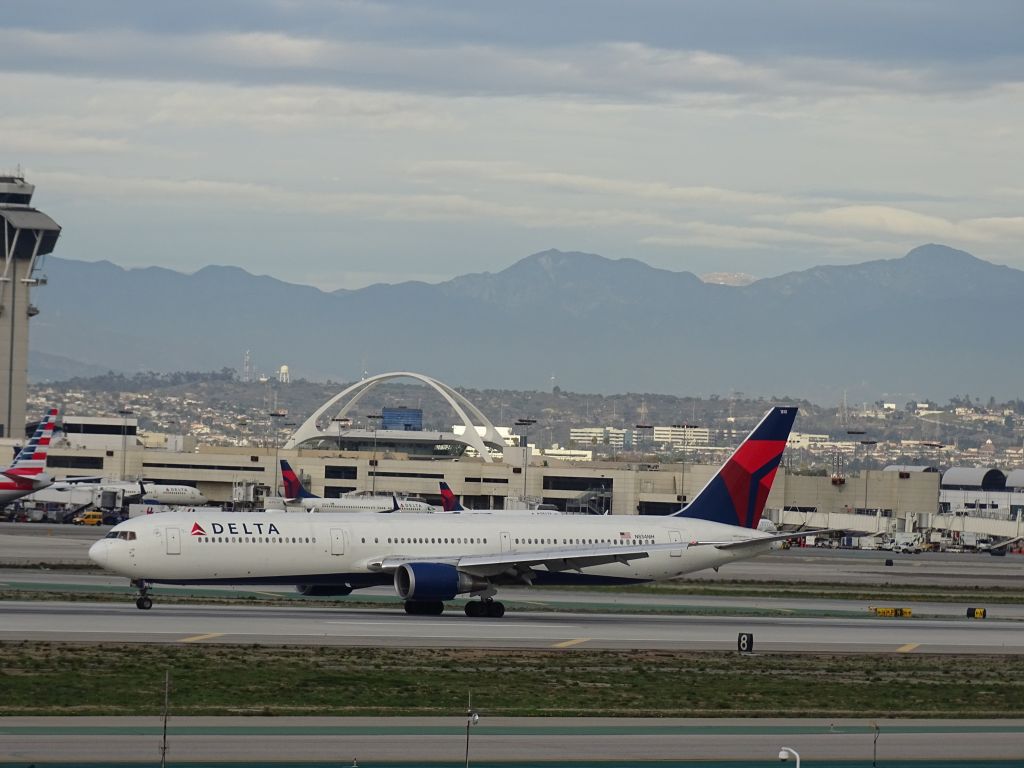 BOEING 767-400 (N834MH)