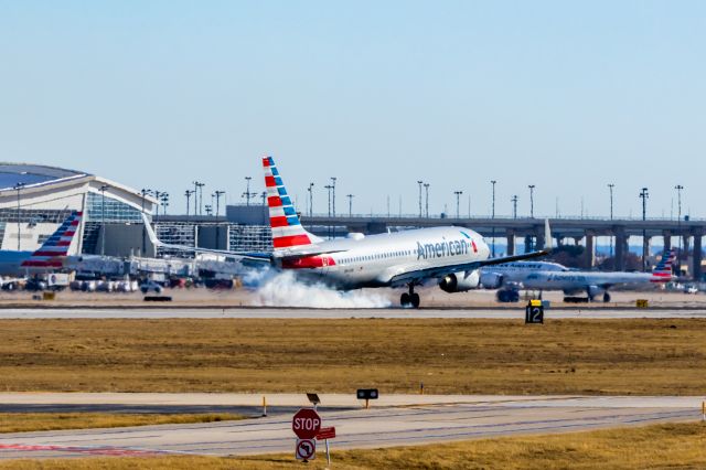 Boeing 737-800 (N944AN) - American Airlines 737-800 landing at DFW on 12/25/22. Taken with a Canon R7 and Tamron 70-200 G2 lens.