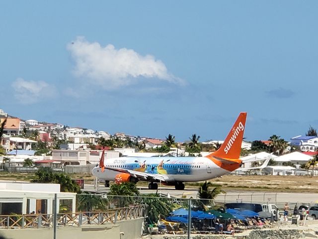 Boeing 737-800 (C-GOWG)