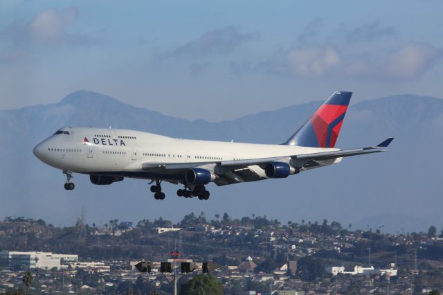 Boeing 747-400 (N675NW)