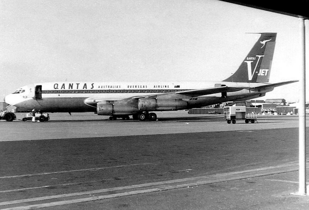 Boeing 707-100 (VH-EBE) - A B&W photo of Qantas Boeing 707-138B VH-EBE sitting at the old Sydney International terminal in April 1965