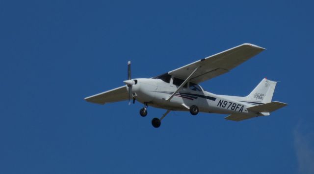 Cessna Skyhawk (N978FA) - On final is this 2002 Cessna Skyhawk 172S in the Autumn of 2020.