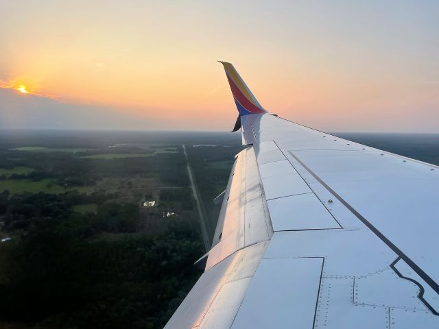 Boeing 737-700 (N7855A) - Sunset arrival from BWI on WN1736