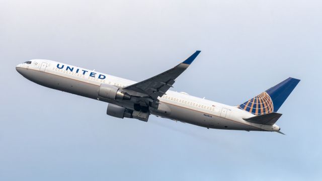 BOEING 767-300 (N668UA)