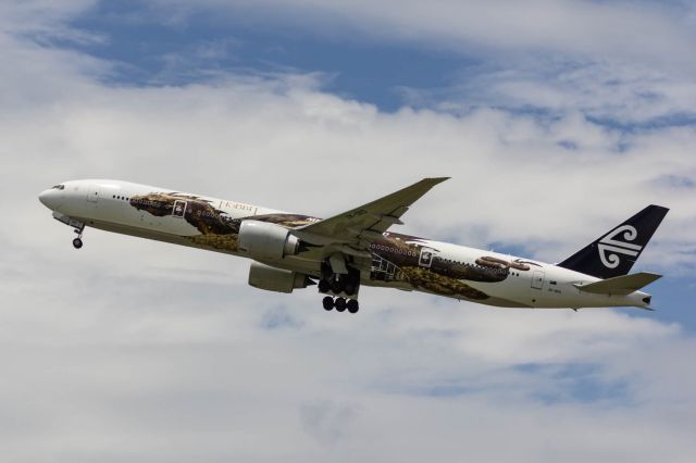 BOEING 777-300 (ZK-OKO)