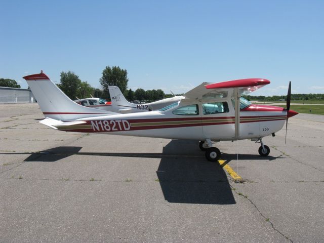 Cessna Skylane (N182TD) - www.freewebs.com/kregaxn