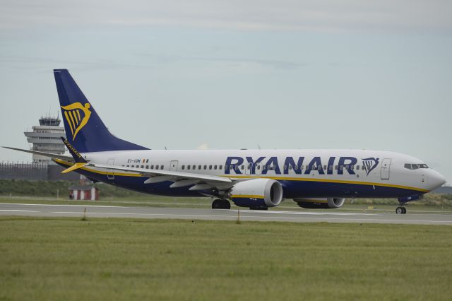 Boeing 737-700 (EI-IGM) - East of Runway 04R