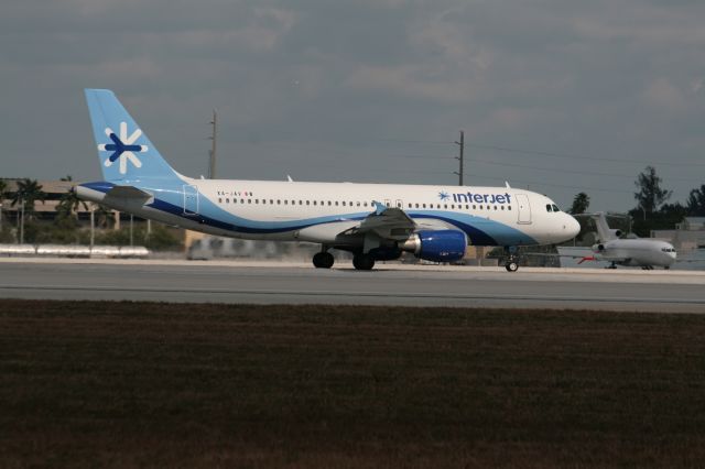 Airbus A320 (XA-JAV)