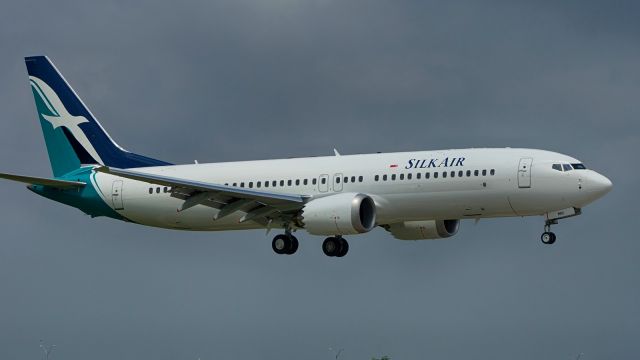 Boeing 737 MAX 8 (9V-MBH) - BOE208 on approach runway 16.