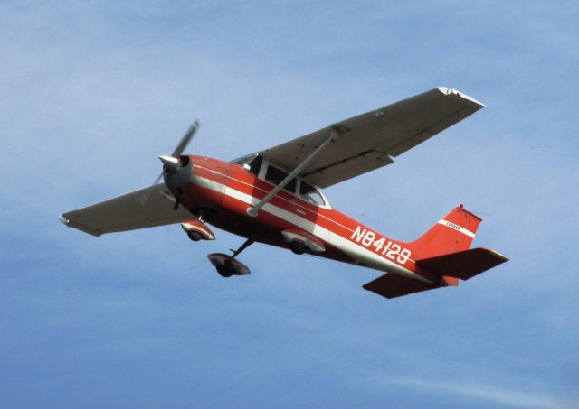 Cessna Skyhawk (N84129) - Taking off RWY 26L