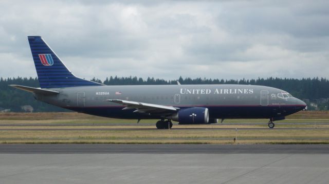 Boeing 737-700 (N325UA)