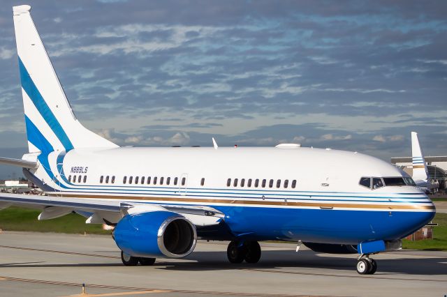 Boeing 737-700 (N889LS)