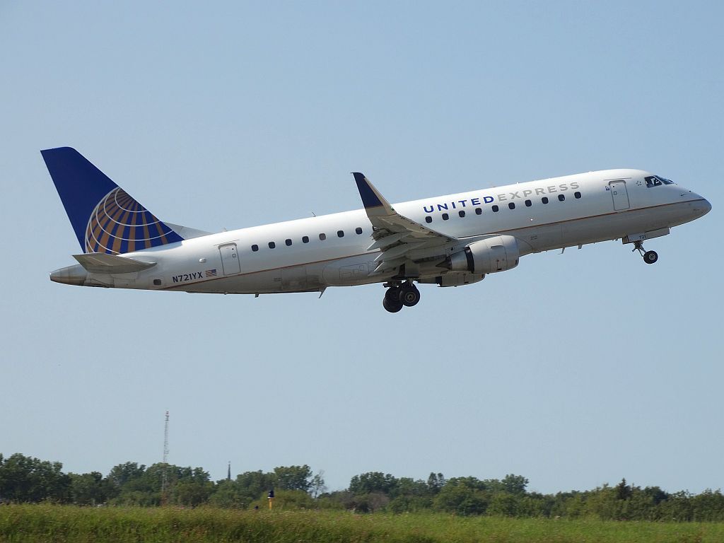 Embraer 175 (N721YX)