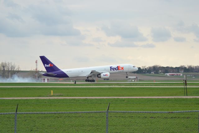 Boeing 757-200 (N960FD) - Landing in KFSD on Runway 3.