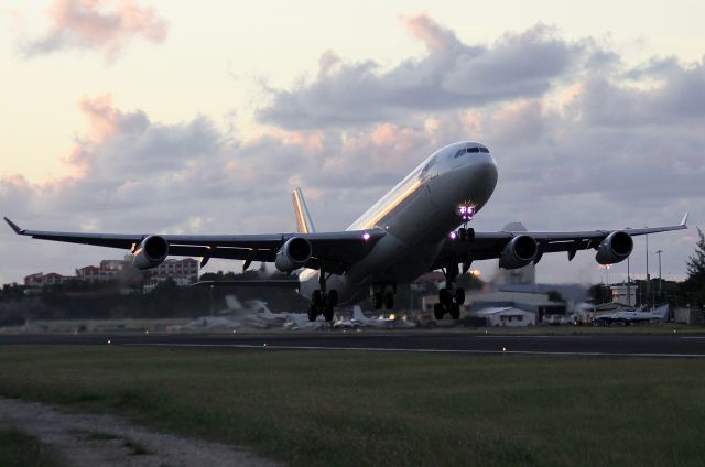 Airbus A340-300 (F-GLZO) - Air france F-GLZO on a late afternoon departure to paris!