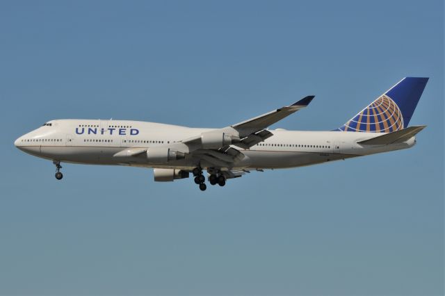 Boeing 747-400 (N128UA)