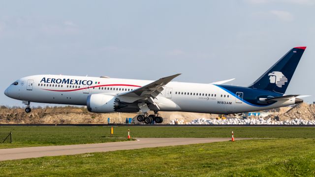 Boeing 787-9 Dreamliner (N183AM)