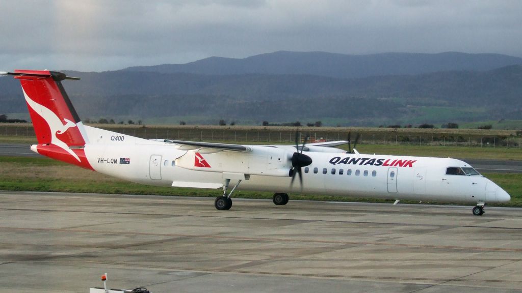 de Havilland Dash 8-400 (VH-LQM) - Qantaslink Bombardier Dash 8-402Q VH-LQM at Launceston Airport, Tasmania, Australia. 12 July 2019.