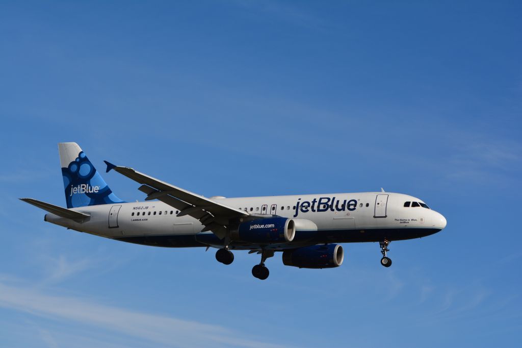 Airbus A320 (N562JB)