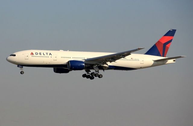 Boeing 777-200 (N866DA)