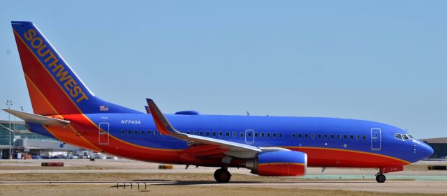 Boeing 737-700 (N7740A)