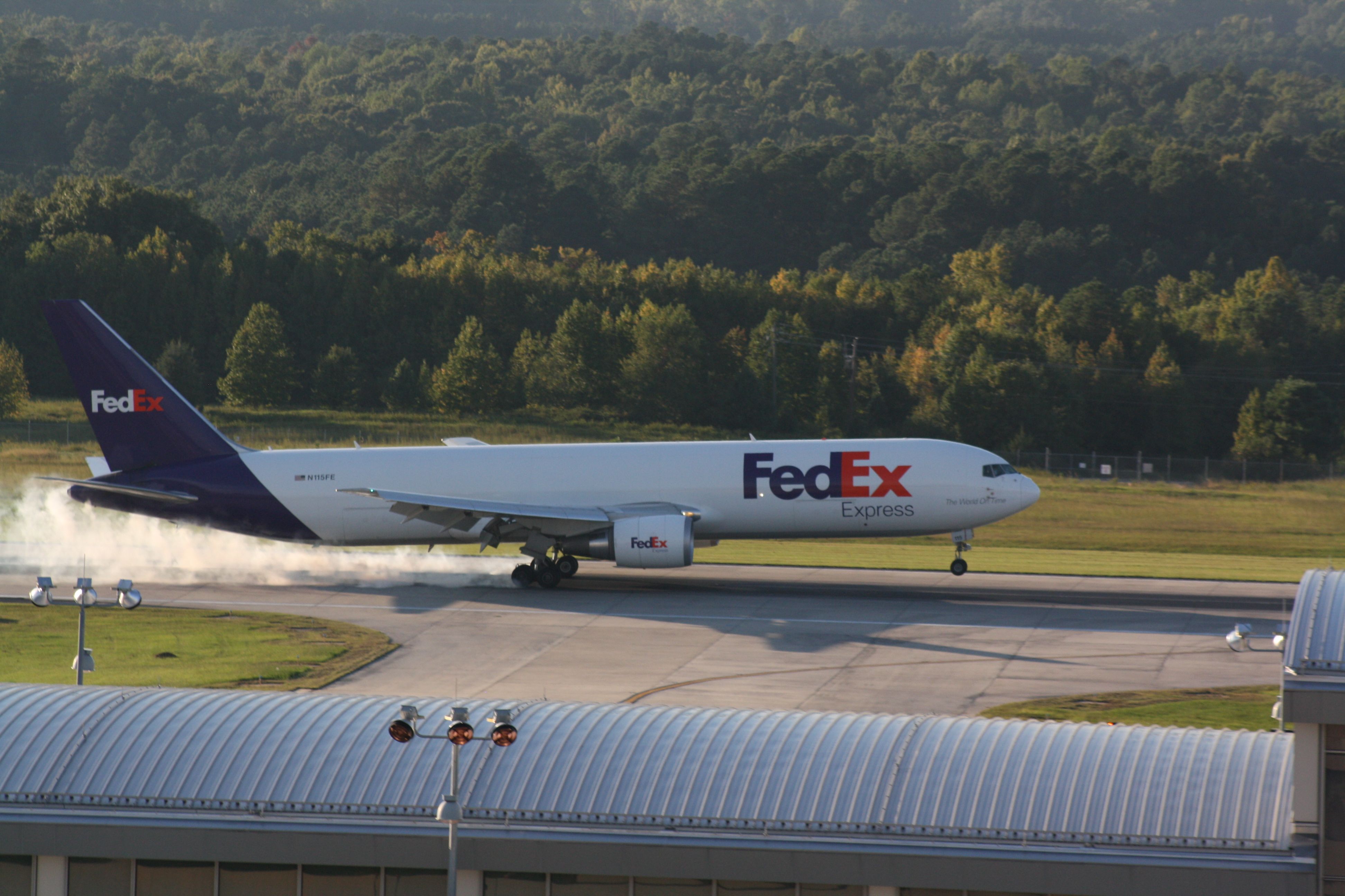 BOEING 767-300 (N115FE)