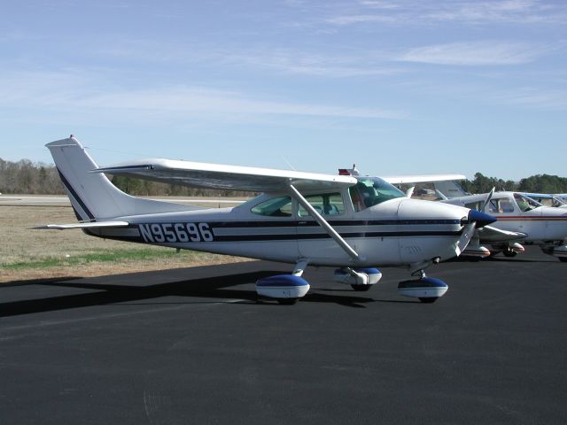 Cessna Skylane (N95696) - The C182 of the Southwest Flying Club based at David Wayne Hooks (KDWH) Sitting on the ramp at KLFK at the monthly Fajita Fly In