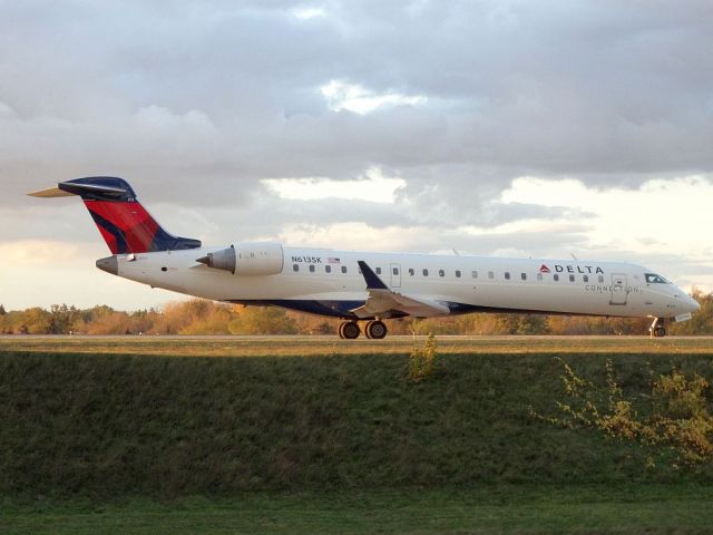 Canadair Regional Jet CRJ-700 (N613SK)