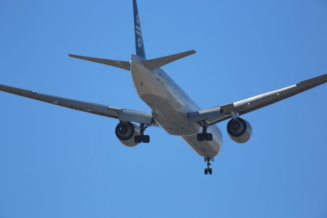 BOEING 777-300ER (ZK-OKM)