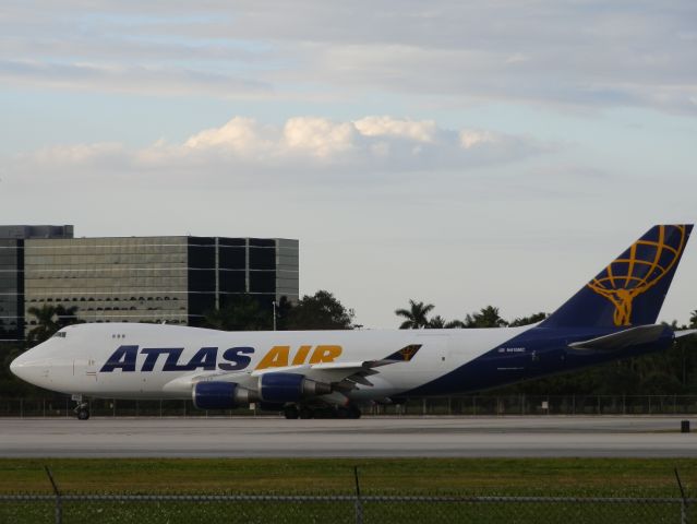 Boeing 747-400 (N415MC)