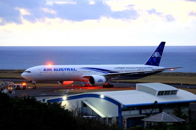 BOEING 777-300ER (F-OREU) - Tractage du 777 du Hangar AIR AUSTRAL  vers parking Aérogare de Gillot