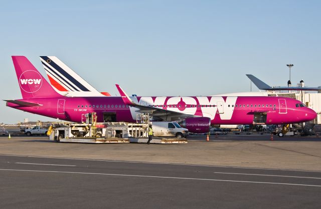 Airbus A321 (TF-MOM) - Line up with the big boys @ KBOS Logan Airport !