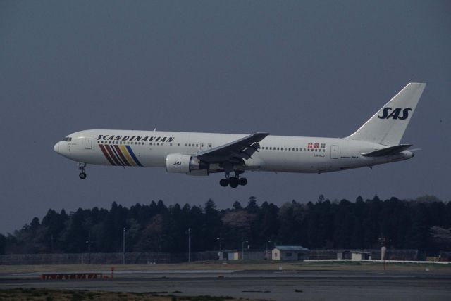 BOEING 767-300 (LN-RCD) - Short Final at Narita Intl Airport Rwy16R on 1996/04/24