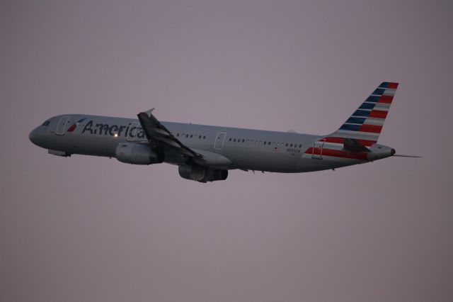 Airbus A321 (N585UW)