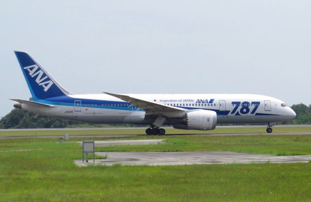 Boeing 787-8 (JA811A) - Taxiing to runway 10 for its flight to Haneda.