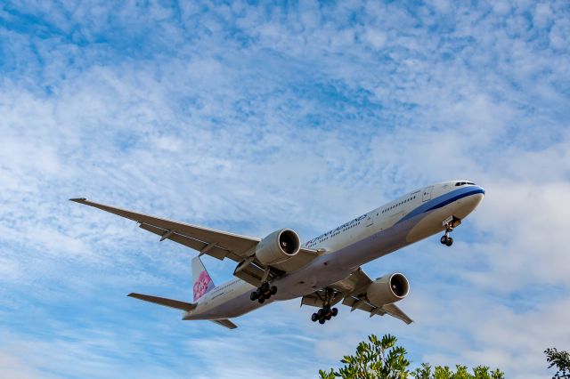 BOEING 777-300 —