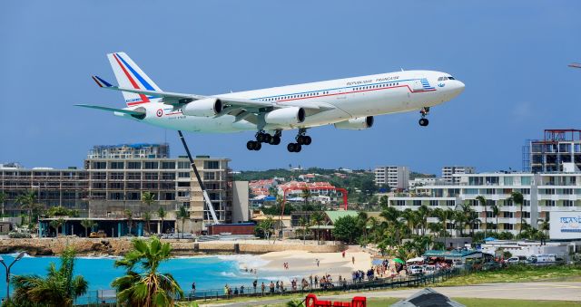 Airbus A340-200 (F-RAJB) - Republique Francaise Armee De Lair F-RJAB french president Emmanuel Macrons anterage aircraft Airbus A343 over maho beach as Cotam 02 while islanders and beach visitors play in the surf!!br /br /29/09/2018