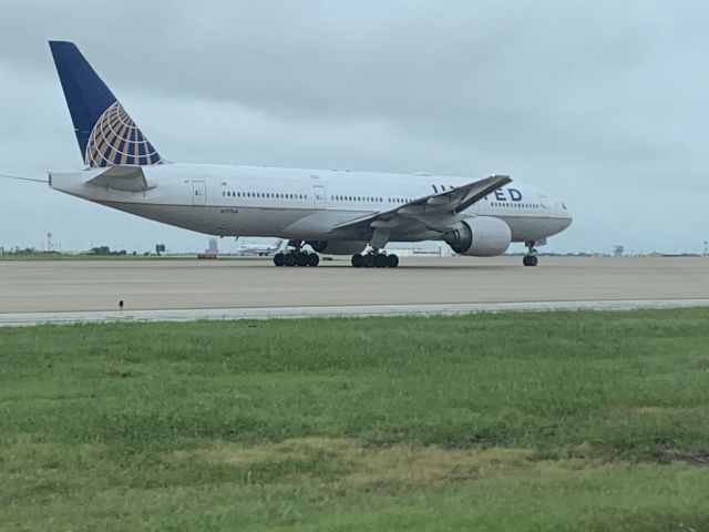 Boeing 777-200 (N777UA)