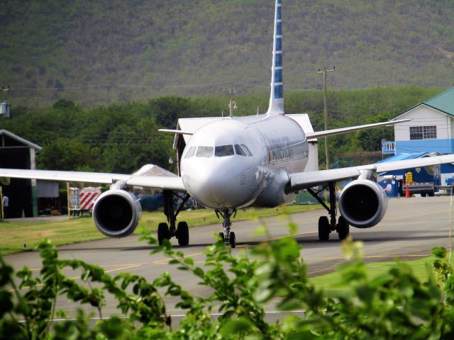 Airbus A319 (N705UW)