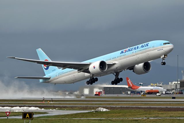 BOEING 777-300ER (HL8209)