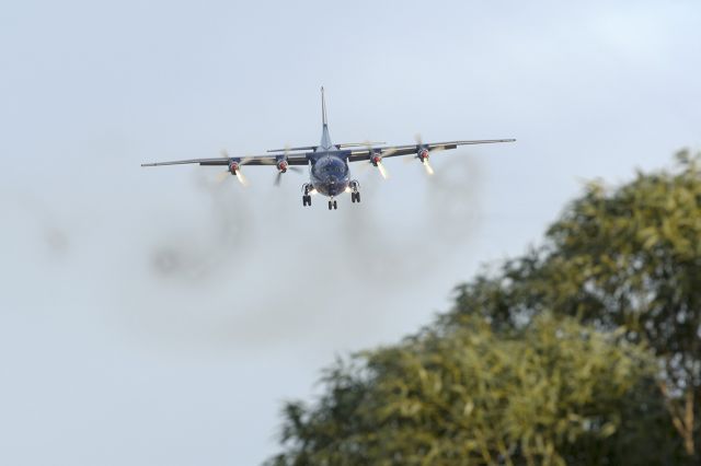 Antonov An-12 (UR-CGV) - Approach to RWY31