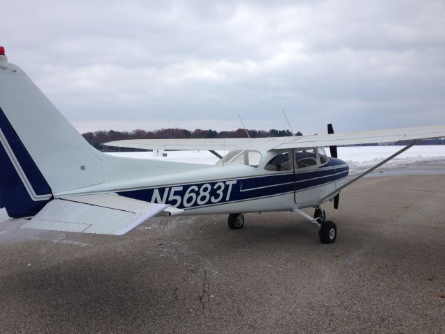 Cessna Skyhawk (N5683T)