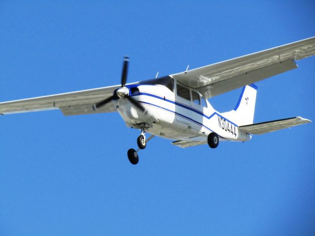 Cessna Centurion (N30444) - Landing RWY 24