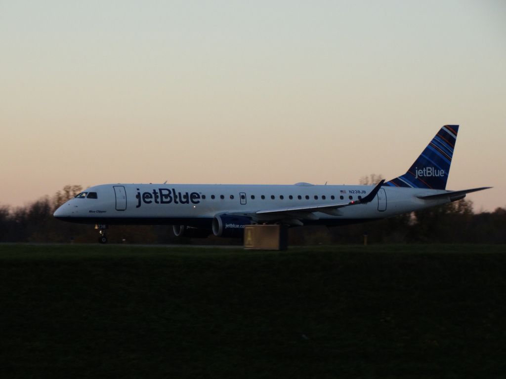 Embraer ERJ-190 (N238JB)