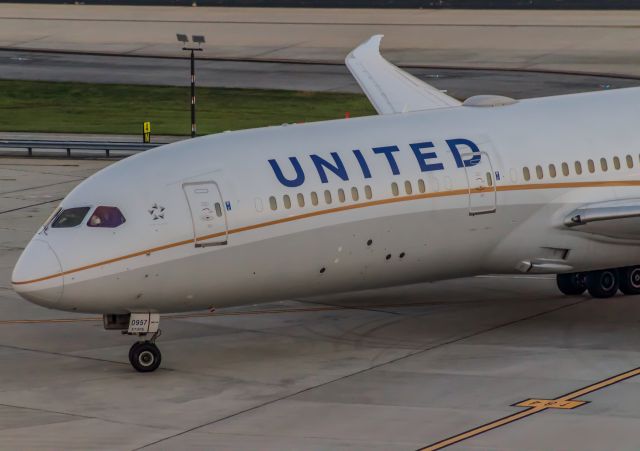 Boeing 787-9 Dreamliner (N27957) - Arriving from LAX carrying the Dodgers to play the Braves