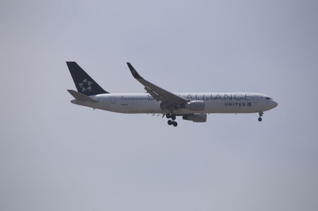 BOEING 767-300 (N653UA)